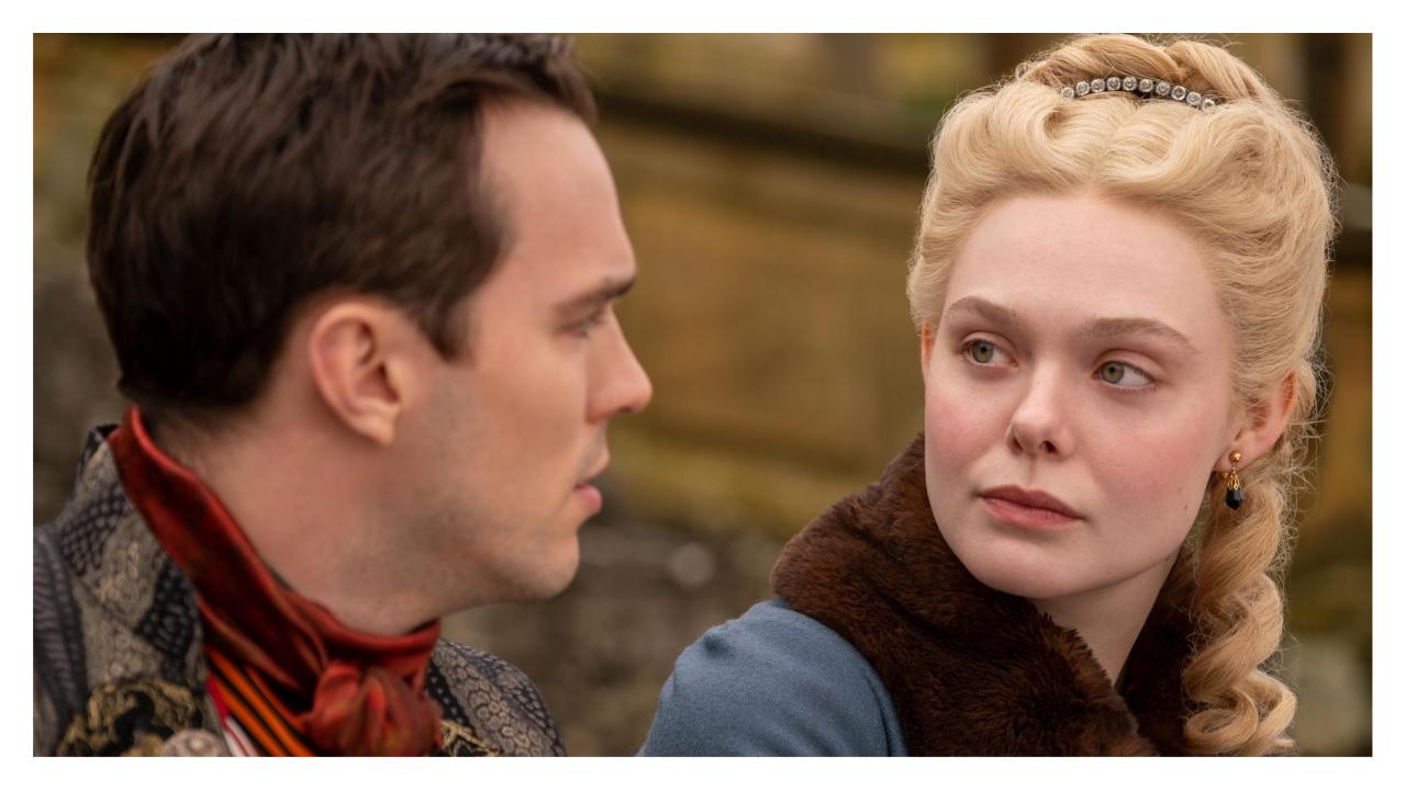 Elle Fanning et Nicholas Hoult dans The Great