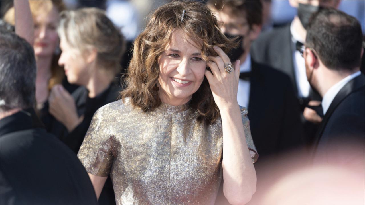 Cannes 2021 : Valérie Lemercier sur le tapis rouge d'Aline, son "vrai-faux" biopic de Céline Dion