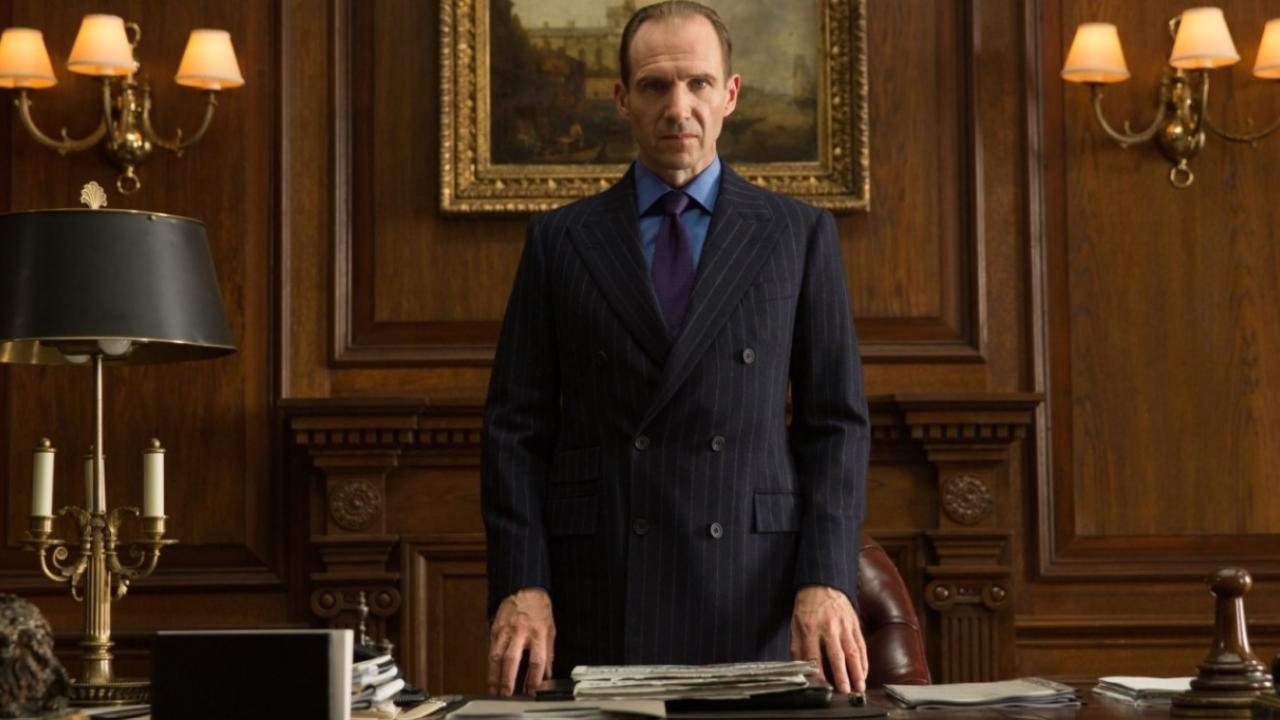 James Bond : Ralph Fiennes révèle que Sam Mendes voulait faire de M le méchant de Spectre