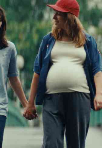 Ella Rumpf et Monia Chokri dans Des preuves d'amour