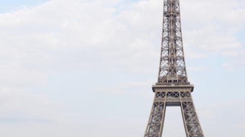 Avant-première parisienne de Mission : Impossible 6 :  Toute l'équipe réunie devant la Tour Eiffel