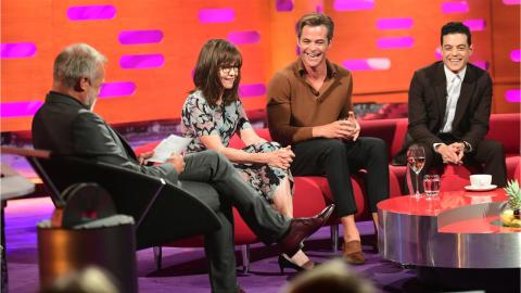 Invités à ses côtés, Sally Field et Chris Pine étaient morts de rire en écoutant son anecdote 