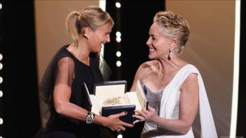 Sharon Stone remet la Palme d'or à Julia Ducournau pour Titane