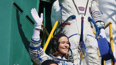 Challenge :  Anton Shkaplerov, Yulia Peresild et Klim Shipenko saluent la foule avant leur départ