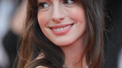 Cannes 2022, jour 3 : Anne Hathaway monte les marches pour Armageddon Time