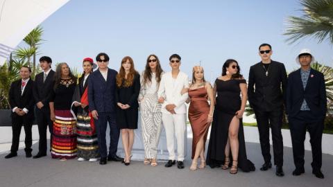 Cannes, Jour 5 : Toute l'équipe de War Pony pose pour les photographes