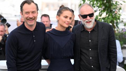        Message d'état Alicia Vikander acclamée en "reine moderne" et Jude Law en Henry VIII cruel à Cannes [photos et vidéo] 