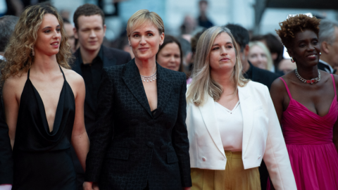 Cannes Jour 2 : Judith Godreche, Tess Barthelemy, Noe Boon et Rokhaya Diallo montent les marches main dans la main