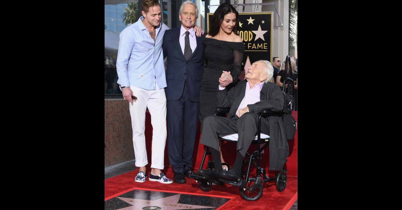 Très ému et entouré de sa famille, Michael Douglas a son étoile sur le Hollywood Boulevard