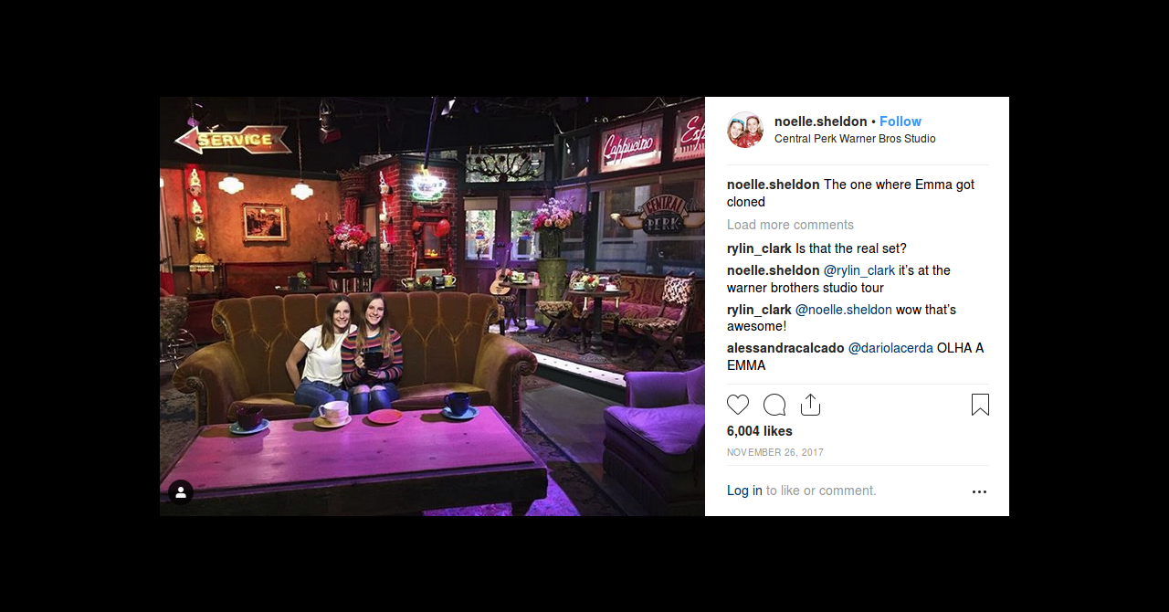 Comme cette photo dans le Central Perk intitulée avec humour "celui où Emma a été clonée"