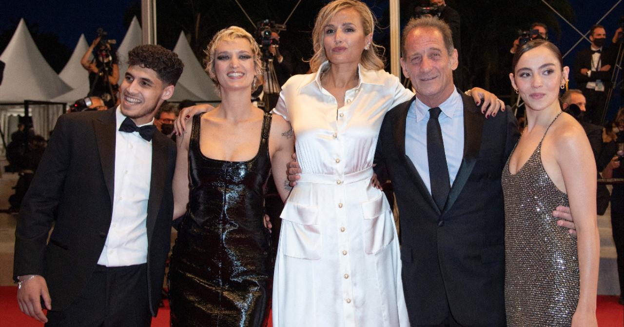 Cannes 2021 : Laïs Salameh, Vincent Lindon, Julia Ducournau, Agathe Rousselle et Garance Marillier sur le tapis rouge de Titane
