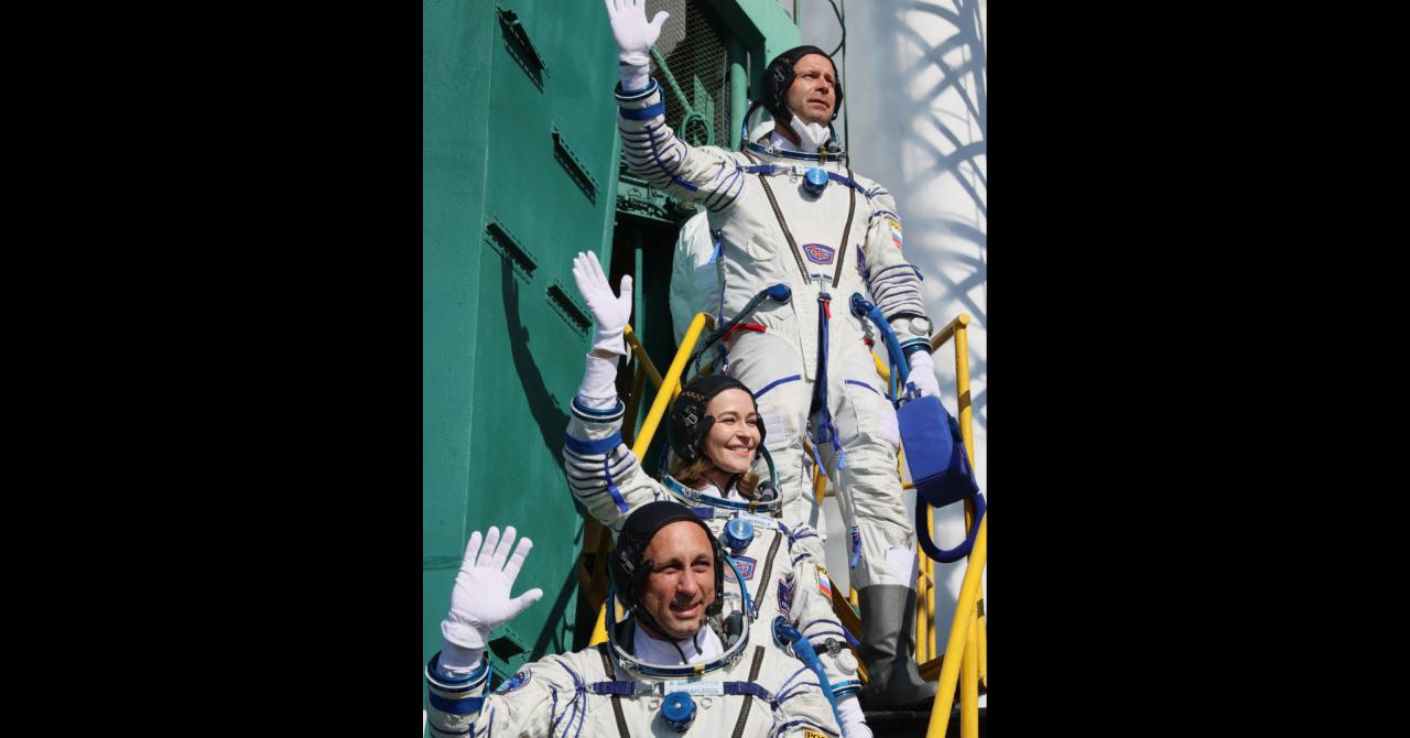 Challenge :  Anton Shkaplerov, Yulia Peresild et Klim Shipenko saluent la foule avant leur départ