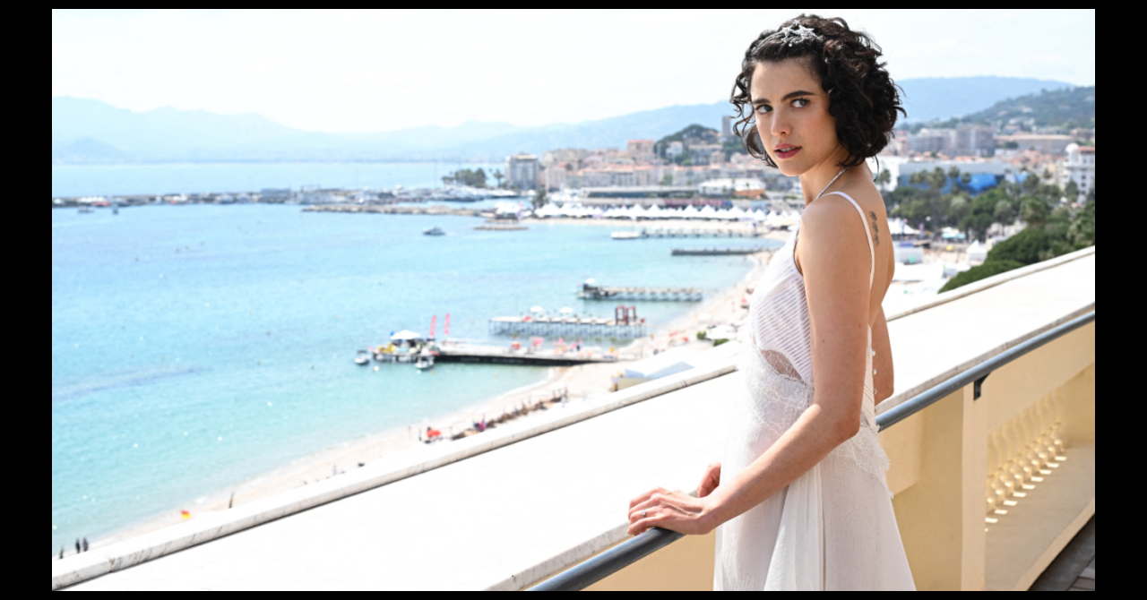 The Substance à Cannes 2024 : Margaret Qualley pose devant la Croisette à l'hôtel Carlton