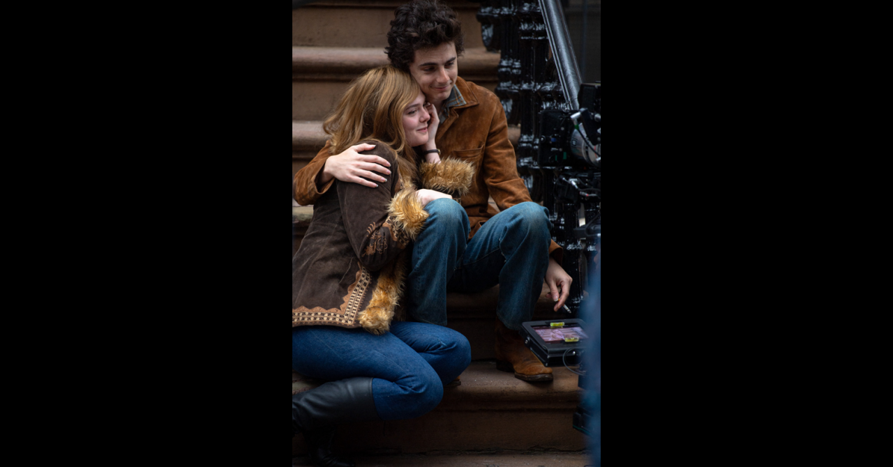 Elle Fanning et Timothée Chalamet, complices sur le tournage du biopic de Bob Dylan [photos]