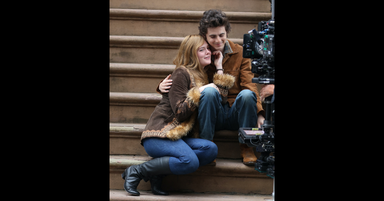 Elle Fanning et Timothée Chalamet, complices sur le tournage du biopic de Bob Dylan [photos]