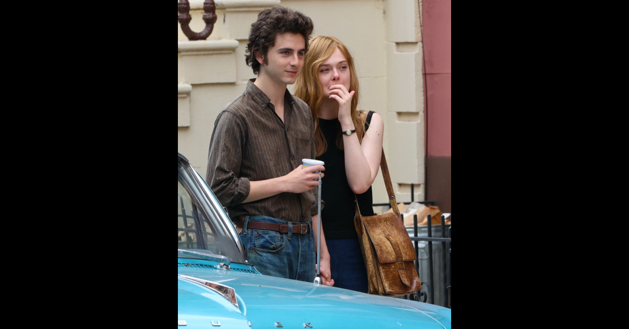 Elle Fanning et Timothée Chalamet, complices sur le tournage du biopic de Bob Dylan [photos]